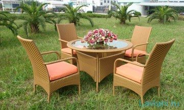 Стол и стулья из ротанга